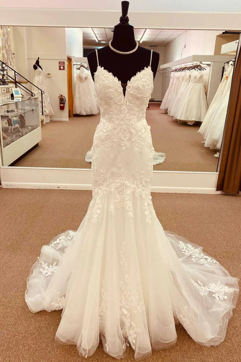 Vestido de novia largo de corte trompeta con espalda descubierta y tirantes de encaje